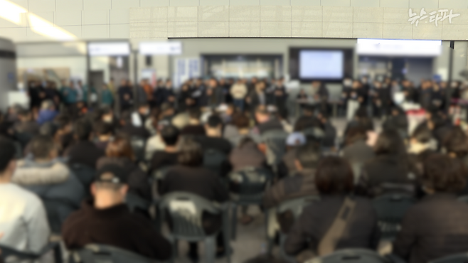 지난해 12월 30일, '제주항공 여객기 참사' 직후 무안국제공항의 모습. 희생자 유가족들과 기자, 공무원, 자원봉사자 등으로 청사 내부가 가득 차 있었다. 기자와 유가족이 구분도 되지 않았다.&nbsp;