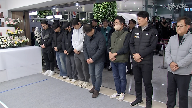 지난해 12월 31일, 무안국제공항 1층에 희생자 합동분향소가 처음 열리자 기자들은 '영상·사진 촬영 풀(Pool)단'을 꾸려 현장을 취재했다. 소수의 대표 기자만 분향소 안팎에서 근접 촬영을 했다. 촬영된 영상과 사진은 모두 공유됐다. 사진은 공동 취재단 촬영 영상을 캡처한 것.&nbsp;