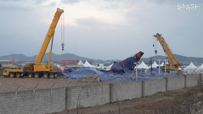 희생자 시신과 유류품 수습이 모두 끝난 뒤, 사고가 난 제주항공 여객기는 방수포로 덮였다. 이제는 전처럼 많은 기자가 무안공항으로 몰려들지 않겠지만, 그렇다고 취재가 끝난 건 아니다.&nbsp;