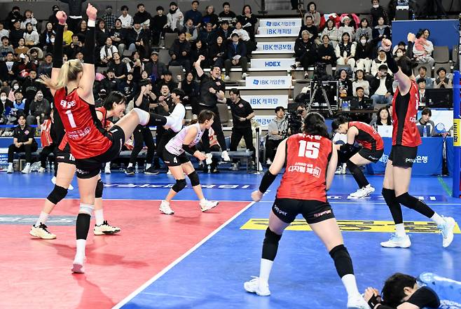 환호하는 페퍼저축은행 선수단. KOVO 제공