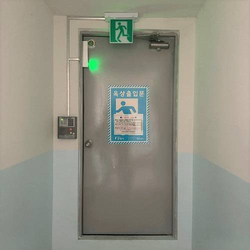 ▲공동주택 옥상 출입문 자동개폐장치 설치 현장 ⓒ광명시