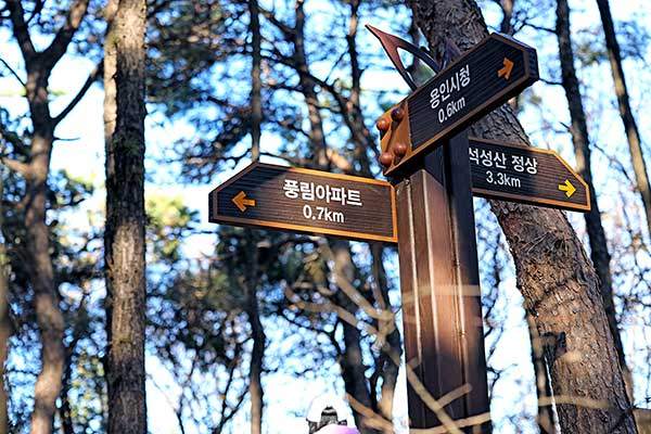 깔끔한 이정표가 산행 내내 길잡이가 된다.&nbsp;