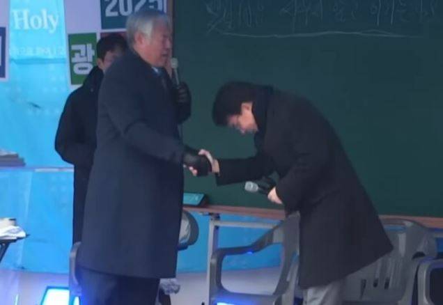 윤상현 국민의힘 의원(오른쪽)이 지난 5일 서울 한남동 대통령 관저 앞에서 전광훈 사랑제일교회목사가 주최한 탄핵 반대 집회에 참석해 전 목사에게 인사하고 있다. 전광훈TV 유튜브 영상 갈무리