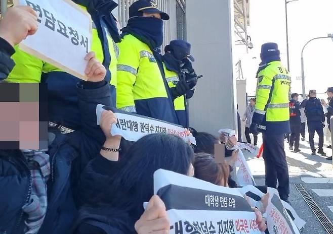 10일 경찰 등에 따르면, 한국대학생진보연합(대진연) 관계자들이 이날 정오쯤 서울 종로구 미국 대사관 앞에서 기습 시위를 벌였다. ⓒ대진연 페이스북 캡처