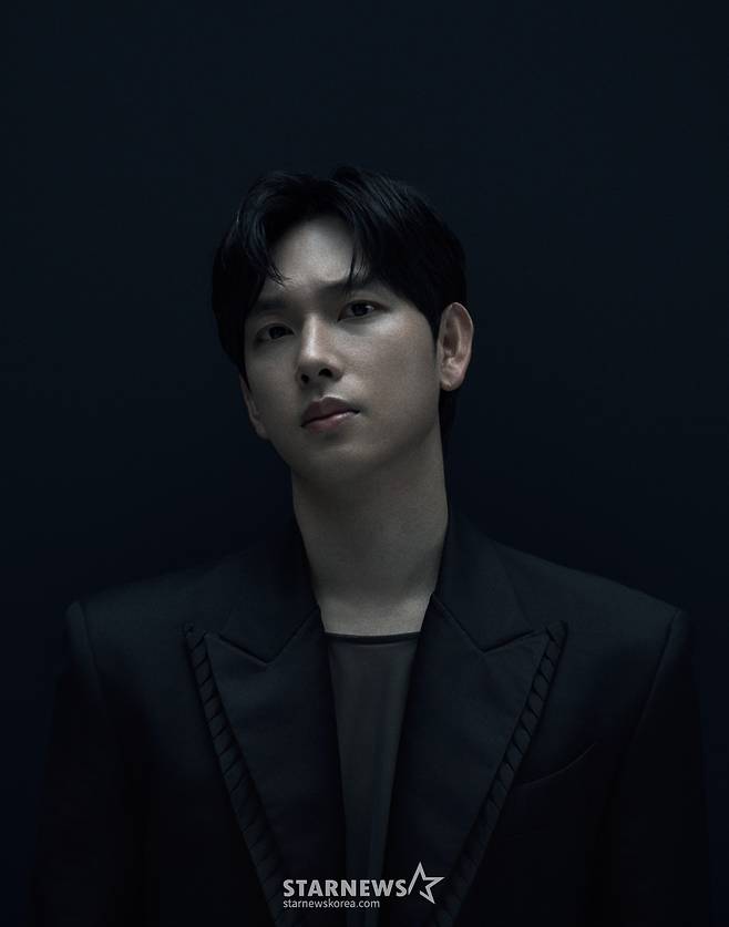 배우 임시완이 9일 오전 서울 종로구의 한 카페에서 진행된 넷플릭스 시리즈 '오징어 게임2' 관련 인터뷰를 위해 포즈를 취하고 있다.  임시완은 극 중 코인 투자 유튜버로 자신은 물론 투자자들에게 막대한 손실을 입힌 '명기' 역을 맡았다. / 사진제공=넷플릭스 /사진=김창현 chmt@