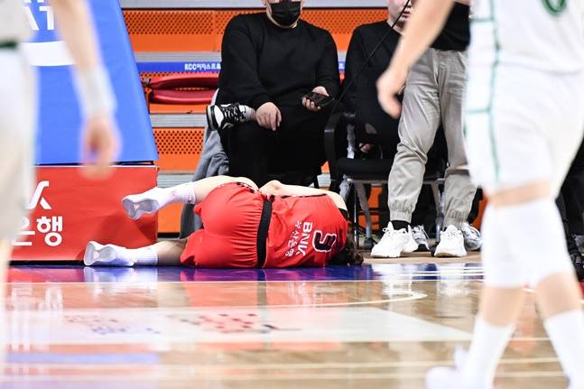 BNK 김민아가 지난해 경기 도중 부상을 당해 고통스러워 하고 있다. /사진=WKBL 제공