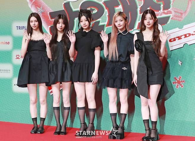 걸그룹 아일릿이 25일 오후 인천 인스파이어 리조트에서 진행된 2024 SBS 가요대전 레드카펫 행사에 참석해 포즈를 취하고 있다. /2024.12.25 /사진=이동훈 photoguy@