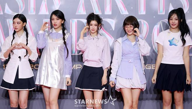 걸그룹 뉴진스가 27일 오후 태국 방콕 임팩트 챌린저 홀 1-2(IMPACT Challenger Hall 1-2)에서 진행된 '제 9회 아시아 아티스트 어워즈'(The 9th Asia Artist Awards, 이하 'AAA 2024')' 레드카펫 행사에 참석해 포즈를 취하고 있다. 2024.12.27 /사진=김창현 chmt@