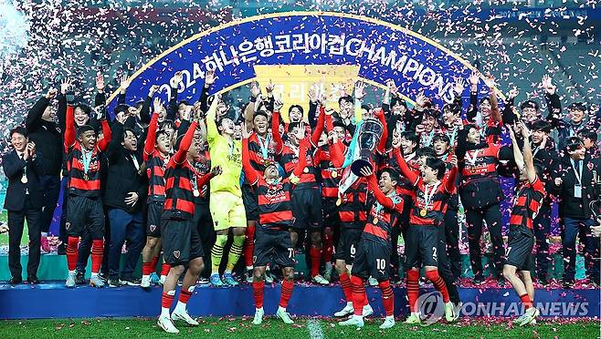 우승 세리머니 하는 포항 (서울=연합뉴스) 김도훈 기자 = 30일 오후 서울월드컵경기장에서 열린 2024 하나은행 코리아컵 포항 스틸러스와 울산HD의 결승전이 끝나고 열린 시상식에서 우승을 차지한 포항 선수들이 세리머니를 하고 있다. 2024.11.30 superdoo82@yna.co.kr