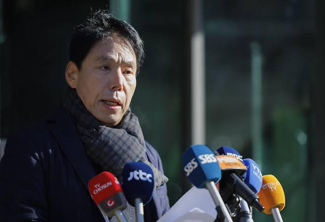 제55대 대한축구협회 회장선거에 출마한 신문선 명지대 기록정보과학전문대학원 스포츠기록분석학과 초빙교수가 10일 오전 서울 종로구 축구회관 현관에서 법원 가처분으로 중지된 축구협회장 선거와 관련한 입장을 밝히고 있다. 사진=연합뉴스