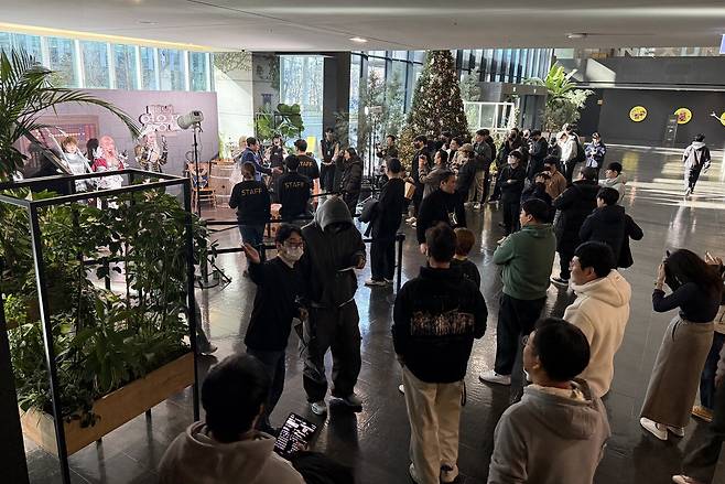 - 웃음과 활기 가득한 마영전 15주년 행사 현장