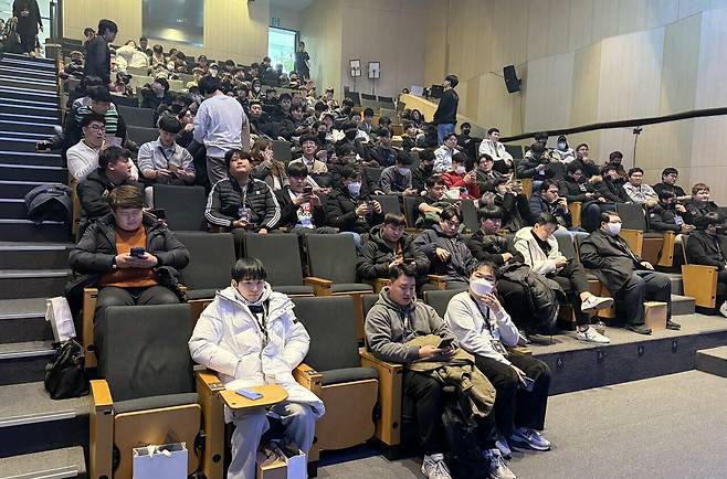 - 기대감을 품고 기다리는 유저들