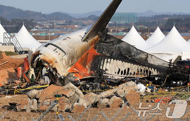 제주항공 여객기 참사 닷새째인 2일 오전 전남 무안국제공항 제주항공 여객기 참사 현장에 사고 여객기와 충돌로 부서진 로컬라이저(방위각 시설)의 잔해가 놓여있다. 2025.1.2/뉴스1 ⓒ News1 오대일 기자