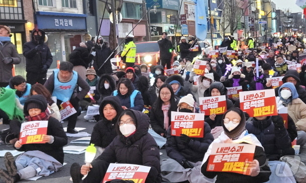 11일 오후 4시 전북 전주시 객사에서 개최된 '‘윤석열 퇴진 비상 촛불집회’에 참여한 시민들이 윤석열 체포와 구속을 외치고 있다./뉴스1 신준수 기자