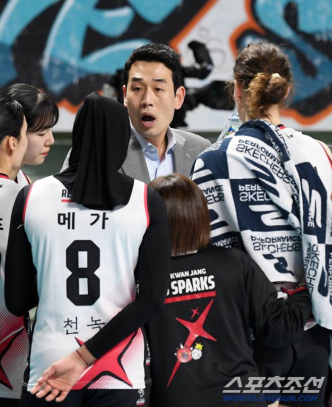 10일 장충체육관에서 열린 V리그 GS칼텍스와 정관장의 경기. 정관장 고희진 감독이 작전 지시를 하고 있다. 장충=박재만 기자 pjm@sportschosun.com/2025.01.10/