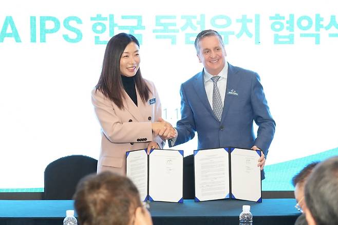 장옥영 PLK 대표이사(왼쪽)와 제이슨 에츠언 AJGA CBO와 협약 체결 후포즈를 취하고 있다. 사진제공=퍼시픽링스코리아