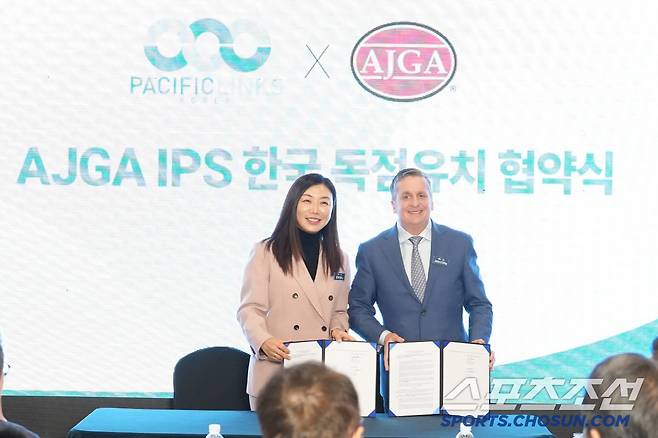 장옥영 PLK 대표이사(왼쪽)와 A 제이슨 에츠언 AJGA CBO와 협약 체결 후포즈를 취하고 있다. 사진제공=퍼시픽링스코리아