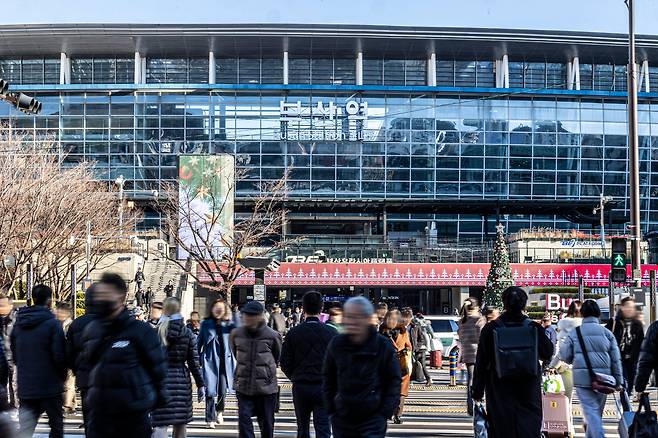 부산역 밖으로 나오면 어디선가 돼지국밥 냄새가 풍겨오는 것만 같다. /이신영 영상미디어 기자