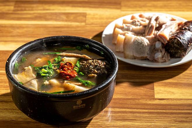 부산 돼지국밥 1세대로 꼽히는 '신창국밥'의 국밥(왼쪽)과 수육밥에 딸려 나오는 수육. /이신영 영상미디어 기자