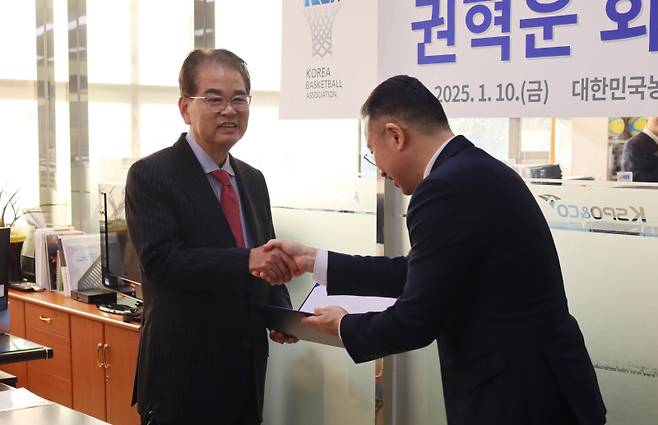 제35대 대한민국농구협회장 당선증을 받고 있는 권혁운(왼쪽) 회장. 오른쪽은 오세이 위원장. 사진=대한민국농구협회