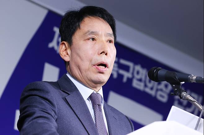 <yonhap photo-2090=""> 신문선, 대한축구협회장 공약 발표 (서울=연합뉴스) 진연수 기자 = 제55대 대한축구협회장 선거에 출마한 신문선 후보가 27일 오후 서울 종로구 축구회관에서 공약을 발표하고 있다. 2024.12.27 jin90@yna.co.kr/2024-12-27 14:40:12/ <저작권자 ⓒ 1980-2024 ㈜연합뉴스. 무단 전재 재배포 금지, AI 학습 및 활용 금지></yonhap>