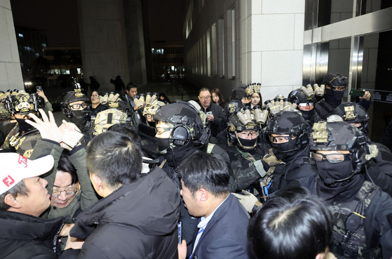 윤석열 대통령의 12.3 비상계엄 선포로 국회로 출동한 계엄군을 지난해 12월 4일 새벽 더불어민주당 보좌진과 당직자 등이 막고 있다. 김성룡 기자