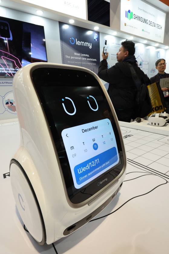 신성델타테크의 반려 로봇 레미. 고령층이 가족·간병인·의료전문가와 연락을 유지하도록 돕는 인공지능(AI) 개인 비서 역할도 한다. [뉴스1]