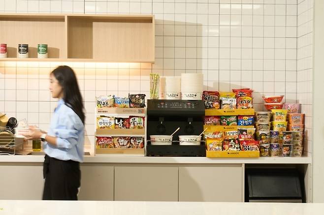 탕비실의 규모가 곧 기업 이미지로 이어질 정도로 사내 중요 시설로 떠오르고 있다. 소문난 기업의 탕비실은 인기 스낵은 기본, 각종 음료와 호빵에 고급 아이스크림까지 편의점을 방불케 할 정도의 구색을 자랑한다. 위펀 제공
