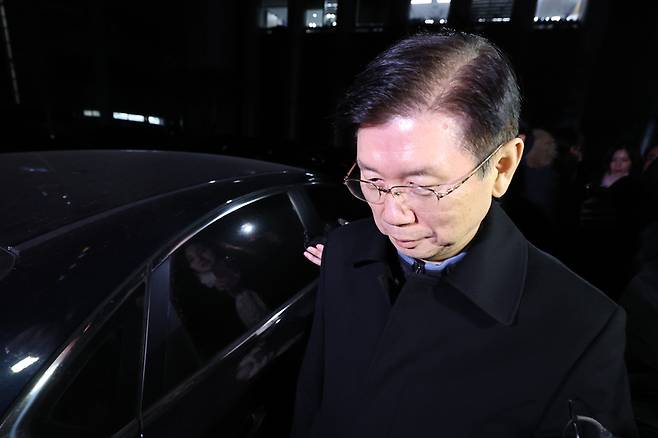 윤석열 대통령 체포 저지를 주도한 박종준 전 대통령 경호처장이 10일 밤 서울 서대문구 경찰청 국가수사본부에서 조사를 마친 뒤 청사를 나서고 있다