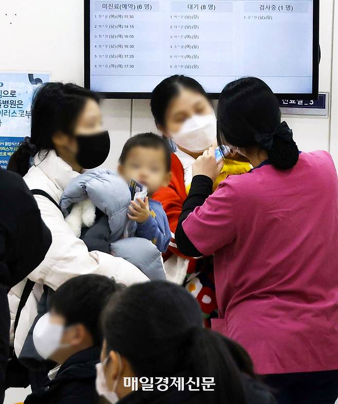 10일 서울의 한 병원이 외래 진료를 기다리는 환자들로 북적이고있다.  [김호영 기자]
