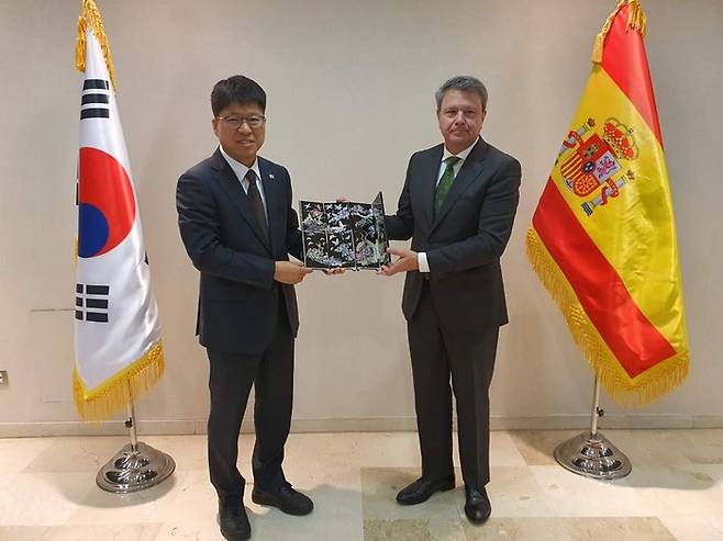 스페인 교통·지속가능운송부 차관을 만난 진현환 제1차관(좌) [사진 = 국토교통부]