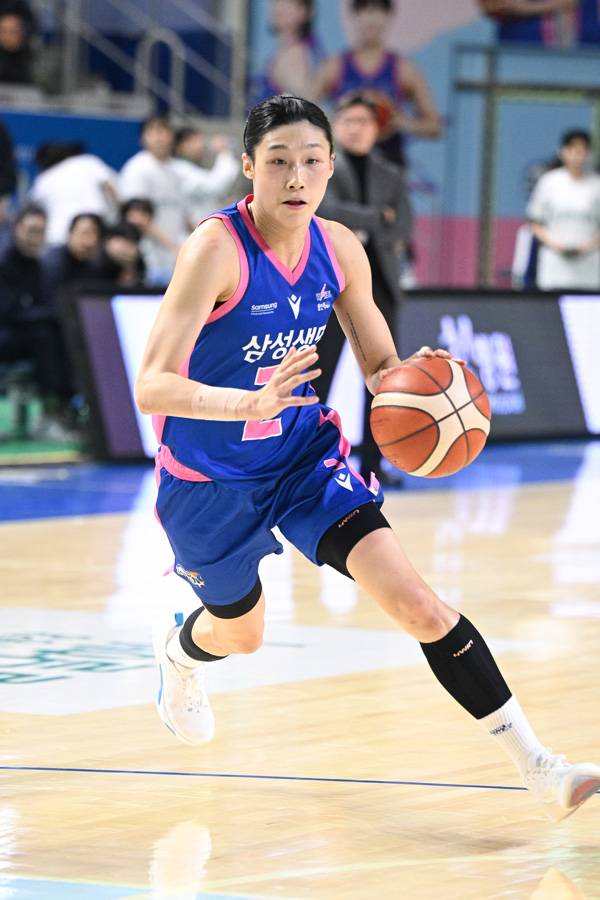 삼성생명의 이해란은 11일 더블 더블로 팀 승리를 이끌었다. 사진 제공= WKBL