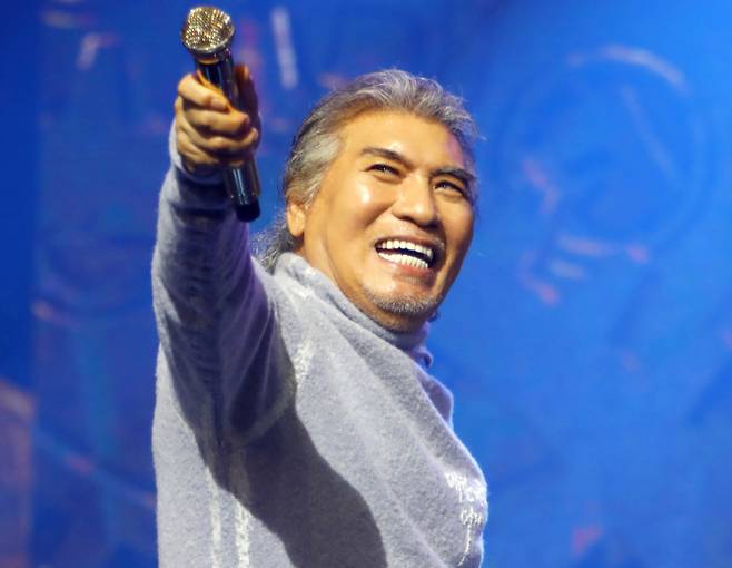 가수 나훈아(78·사진)가 자신의 은퇴 콘서트에서 윤석열 대통령 탄핵을 놓고 사분오열한 정치권 전체를 비판했다. /사진= 예아라 예소리