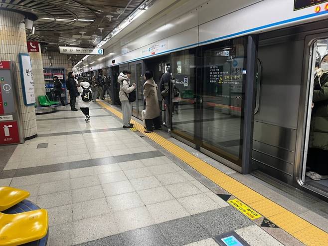 서울 지하철 한 역사 승강장에 안전문이 설치된 모습/사진=서울시