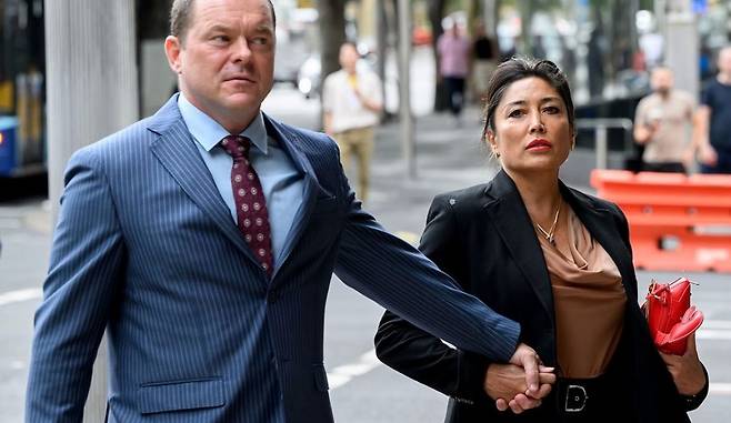 자신이 페르디난드 마르코스 주니어 현 필리핀 대통령의 이복동생이라고 주장하는 애널리사 호세파 코르(오른쪽)와 그의 남편 제임스 알렉산더 코르(왼쪽)가 기내 음주 난동 혐의로 법정에 출석하고 있다./사진 = AP통신