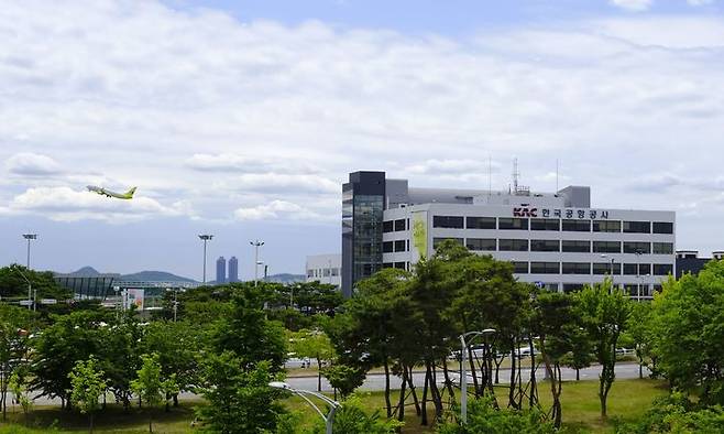 [서울=뉴시스] 한국공항공사(사장 윤형중)는 17일 기획재정부 주관으로 시행한 2023년도 공공기관 고객만족도조사에서 우수기관으로 선정됐다고 밝혔다. 사진은 한국공항공사 전경 모습. 2024.04.17. (사진=한국공항공사 제공) photo@newsis.com *재판매 및 DB 금지