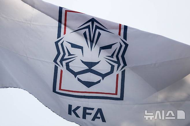 [서울=뉴시스] 정병혁 기자 = 제55대 대한축구협회장 선거일이 잠정 연기됐다. 서울중앙지법 민사50부(부장판사 임해지)는 허정무 대한축구협회 회장 후보가 축구협회를 상대로 낸 축구협회장 선거 금지 가처분 신청에 대해 인용 결정을 내렸다. 사진은 8일 서울 종로구 축구협회. 2025.01.08. jhope@newsis.com