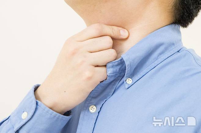 [서울=뉴시스]침샘암(타액선암)은 침을 생산·분비하는 침샘에 악성 종양이 생기는 질환이다. 전체 두경부암의 3~6%에 불과할 정도로 흔치 않지만, 초기 발견이 어렵고 소화나 각종 신체활동에 악영향을 미쳐 조기 발견이 중요하다. 귀 주위나 턱 아래에 혹이 만져지고 시간이 지날수록 얼굴 통증과 안면 비대칭이 나타나면 침샘암을 의심해 볼 필요가 있다.  (사진= 고려대 안암병원 제공) photo@newsis.com. 2025.01.11.