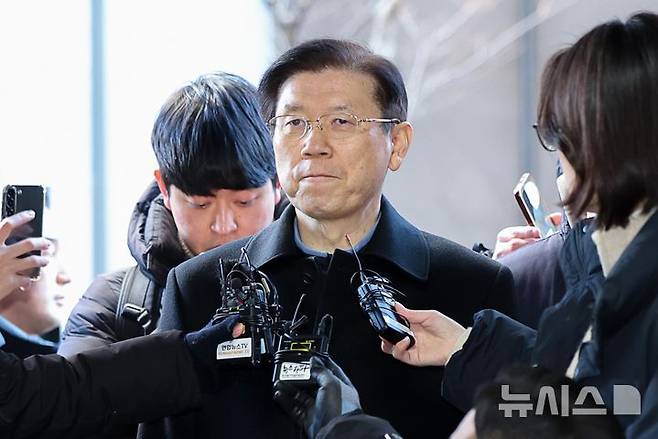 [서울=뉴시스] 김혜진 기자 = 박 전 처장은 전날부터 이틀째 경찰 조사를 받았다. 사진은 윤석열 대통령에 대한 고위공직자범죄수사처의 체포영장 집행을 저지한 박 전 경호처장이 10일 오전 서울 서대문구 국가수사본부로 출석하고 있는 모습. (공동취재) 2025.01.10. photo@newsis.com