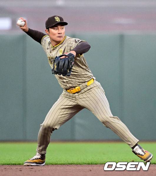 [OSEN=오라클 파크(샌프란시스코 미국 캘리포니아주), 지형준 기자] 7일(이하 한국시간) 미국 캘리포니아주 샌프란시스코 오라클 파크에서 2024 메이저리그 샌프란시스코 자이언츠와 샌디에이고 파드리스의 경기가 열렸다.올 시즌 샌프란시스코와 6년 1억1300만 달러(약 1529억원)에 계약한 이정후는 어제(6일) 홈 개막전에서 팬들을 처음 만났다. 시즌 두 번째 득점을 올리며 팀 승리에 기여했지만 아쉽게 안타를 때려내지는 못했다. 최근 2경기 연속 무안타다. 시즌 성적은 8경기 타율 2할2푼6리(31타수 7안타) 1홈런 4타점 2득점 OPS .620으로 하락했다.&nbsp;4회말 2사 샌프란시스코 채프먼의 땅볼 타구를 샌디에이고 유격수 김하성이 처리하고 있다. 2024.04.07 /jpnews@osen.co.kr