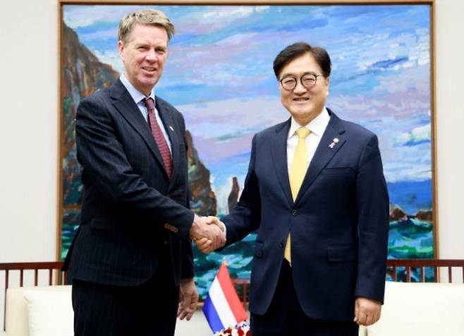 지난 6일 국회의사당을 방문한&nbsp;마르틴 보스마&nbsp;네덜란드&nbsp;하원의장(왼쪽)이 우원식 국회의장과 악수하고 있다. 국회의장실 제공