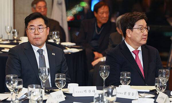 더불어민주당 박찬대 원내대표(왼쪽)와 국민의힘 권성동 원내대표. 연합뉴스