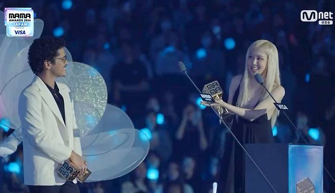 2024년 11월22일 일본 오사카에서 열린 엠넷 아시안 뮤직 어워드에서 ‘아파트(APT.)’ 무대를 선보인 브루노 마스와 로제는 글로벌 센세이션 부문을 수상했다. ⓒ마마 어워즈 방송 갈무리