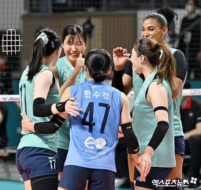여자프로배구 GS칼텍스 선수들이 10일 서울 장충체육관에서 열린 정관장과의 경기에서 득점 후 세리머니하고 있다. 장충, 김한준 기자