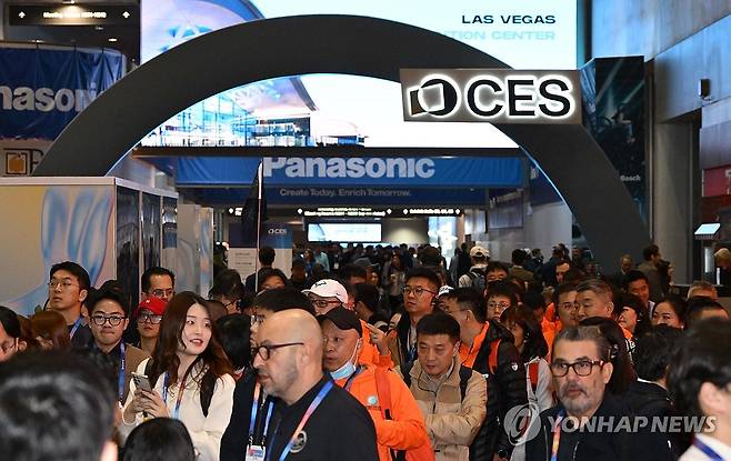 CES 열리는 LVCC, 관람객으로 북적 (라스베이거스=연합뉴스) 신현우 기자 = 세계 최대 가전·정보기술(IT) 전시회 CES 2025 개막일인 7일 오전(현지시간) 미국 네바다주 라스베이거스 컨벤션센터가 관람객으로 북적이고 있다. 2025.1.8 [공동취재] nowwego@yna.co.kr