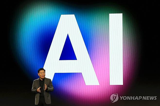 삼성전자 CES 프레스 콘퍼런스서 '홈 AI' 비전 제시 (라스베이거스=연합뉴스) 신현우 기자 = 세계 최대 가전·정보기술(IT) 전시회 CES 2025 개막을 하루 앞둔 6일 오후(현지시간) 미국 네바다주 라스베이거스 만달레이베이 컨벤션센터에서 열린 삼성전자 프레스 콘퍼런스에서 한종희 삼성전자 디바이스경험(DX) 부문장(부회장)이 '모두를 위한 AI: 경험과 혁신의 확장'(AI for All: Everyday, Everywhere)을 주제로 기조연설하고 있다. 2025.1.7 nowwego@yna.co.kr