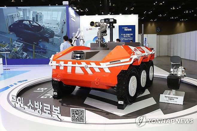 현대로템, 첨단 무인 소방로봇 최초 공개 (서울=연합뉴스) 현대로템이 지난 30일부터 다음 달 2일까지 경기 고양시 킨텍스에서 열리는 '2024 아시아 기계 & 제조 산업전'에서 위험한 현장에 소방관을 대신해 진압할 수 있는 무인 소방로봇을 최초로 공개했다고 31일 밝혔다. 사진은 '2024 아시아 기계 & 제조 산업전'에서 선보인 현대로템의 무인 소방로봇. 2024.10.31 [현대로템 제공. 재판매 및 DB 금지] photo@yna.co.kr