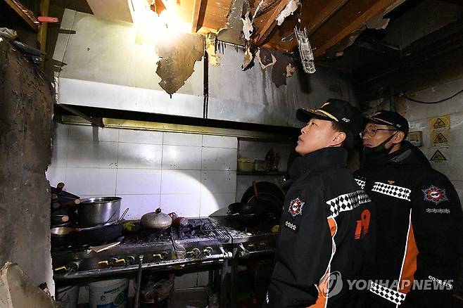 허석곤 소방청장, 분당 복합건물 화재 현장점검 (서울=연합뉴스) 허석곤 소방청장이 6일 경기 성남시 복합건물 화재 현장에서 발화지점과 지하층을 돌아보며 화재 발생 원인과 피해 상황을 점검하고 있다. 2025.1.6 [소방청 제공. 재판매 및 DB 금지] photo@yna.co.kr