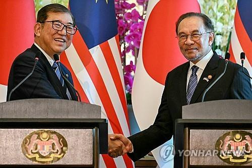 이시바 일본 총리(왼쪽)와 안와르 말레이 총리 [EPA 연합뉴스 자료사진. 재배포 및 판매 금지]