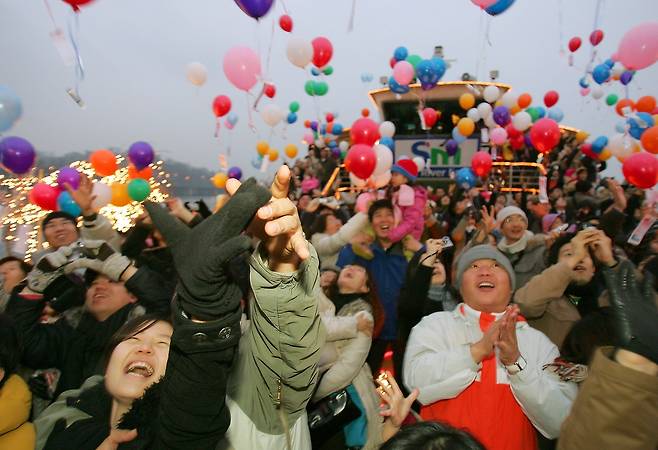 한강 유람 선상에서 새해맞이 행사를 하는 시민들. 2006년 [연합뉴스 자료사진]